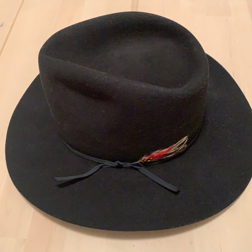 Bailey Hondo 3 1/2 in fur blend rodeo hat with feather. Size 7 1/4. Never worn.